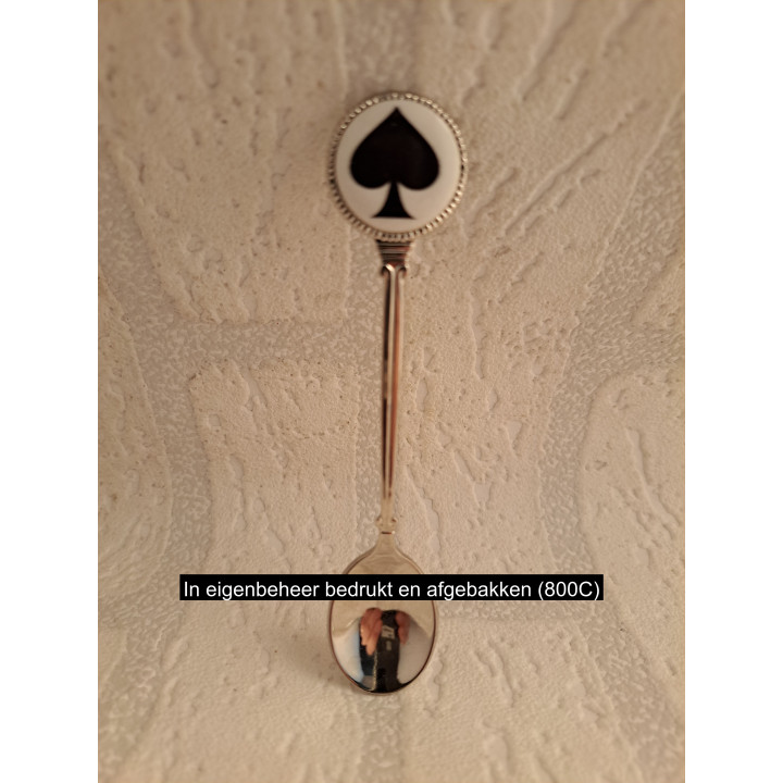 Metaal theelepeltje speelkaarten symbool Schoppen op het porselein rondje