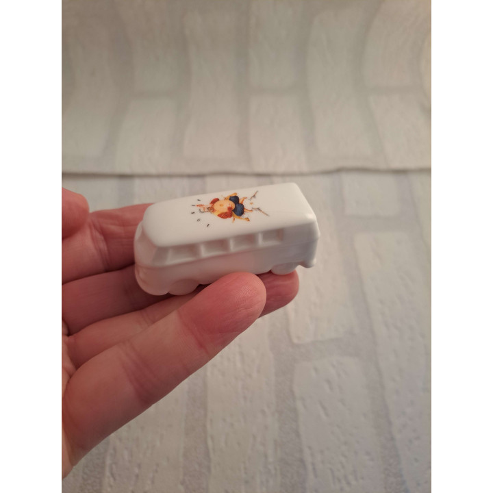 Volkswagen bus met Joker symbool, porselein 6x2x2.5cm - handgemaakt Volkswagen bus met Joker symbool, porselein 6x2x2.5cm - handgemaakt