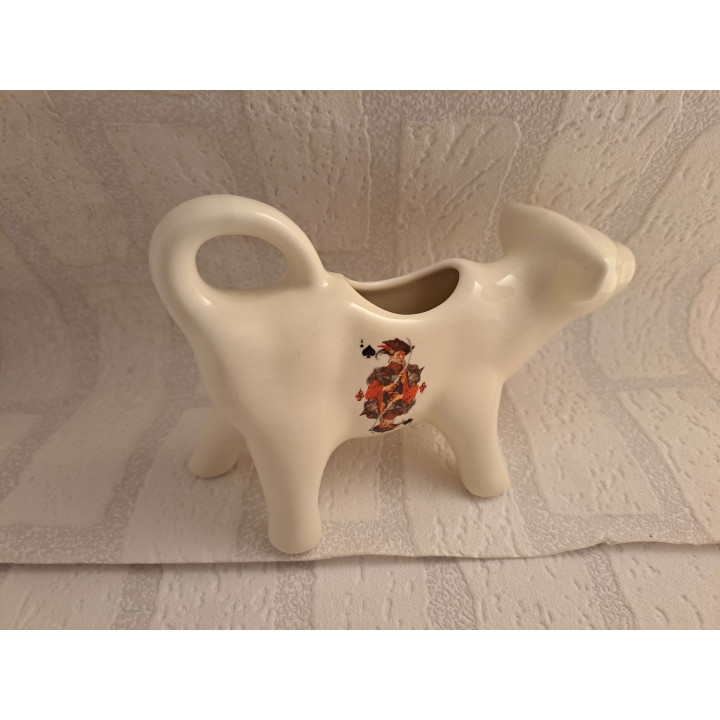 Melkkan koe van porselein met schoppen koning 18x7x10cm - handgemaakt