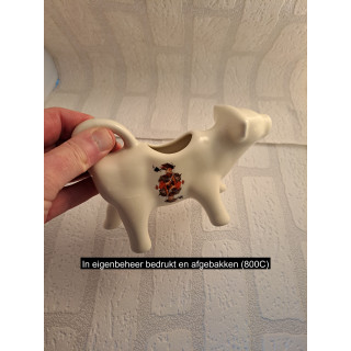 Melkkan koe van porselein met schoppen koning 18x7x10cm