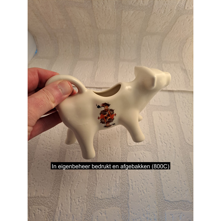 Melkkan koe van porselein met schoppen koning 18x7x10cm