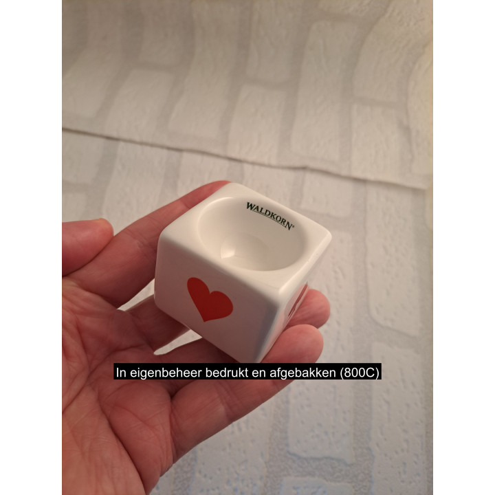 Vierkant eierdopje van porselein met alle vier speelkaarten symbolen