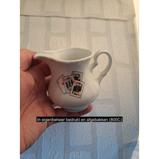 Melkkan van porselein met speelkaarten harten Boer Koning Vrouw en Aas