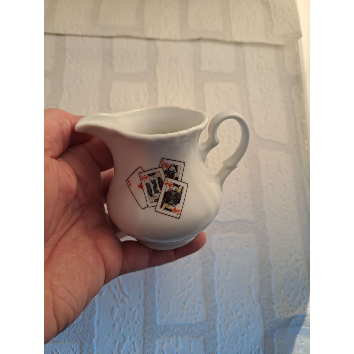 Melkkan van porselein met speelkaarten harten Boer Koning Vrouw en Aas - handgemaakt