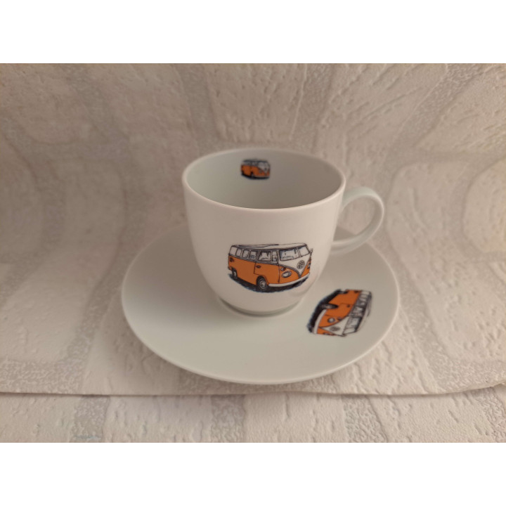 Kop en schotel van porselein met oranje Volkswagen T1 combi bus tekening - handgemaakt