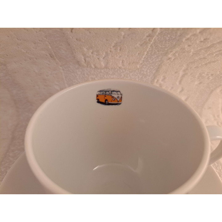 Kop en schotel van porselein met oranje Volkswagen T1 combi bus tekening - handgemaakt