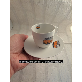 Kop en schotel van porselein met oranje Volkswagen T1 combi bus tekening