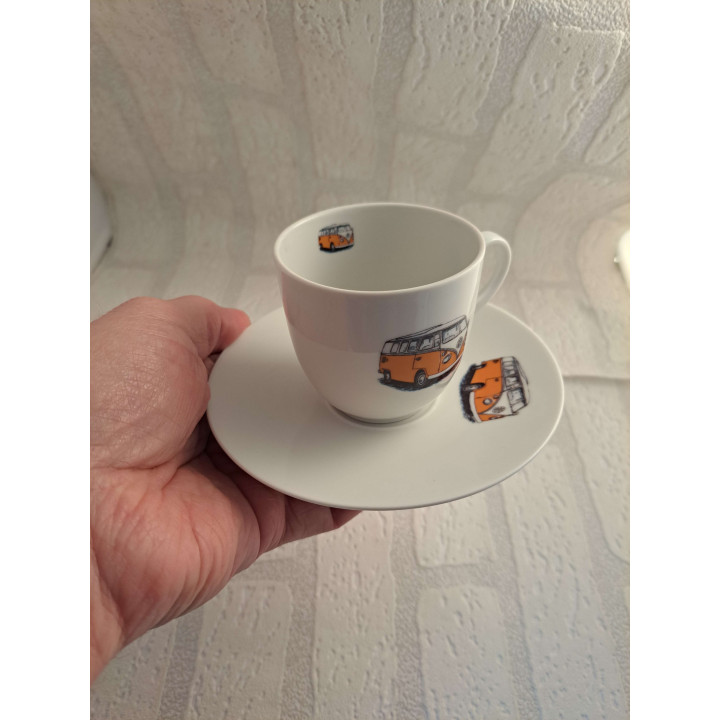 Kop en schotel van porselein met oranje Volkswagen T1 combi bus tekening - handgemaakt