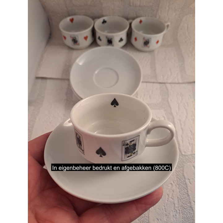 Kop en schotel set met speelkaarten, porselein D11.5x4.5cm