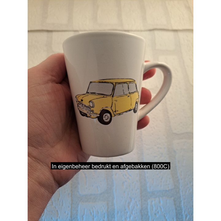 Aardewerk mok beker met gele Mini Cooper tekening