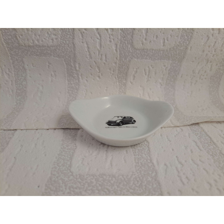 Rond ovaal amuse schaaltje van porselein met een Volkswagen prototype Type 32 - handgemaakt