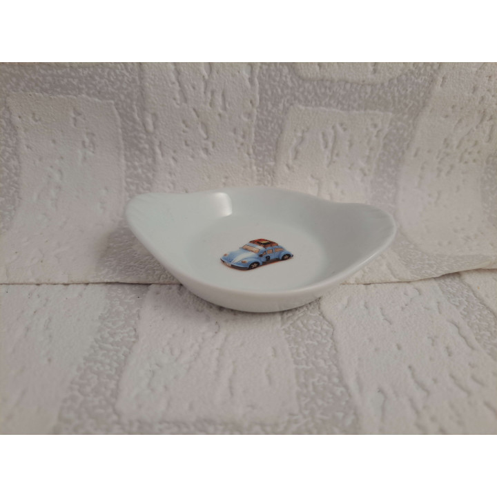 Amuseschaaltje van porselein met een Volkswagen kever met koffers - handgemaakt