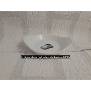Amuseschaaltje van porselein met een Volkswagen kever met koffers