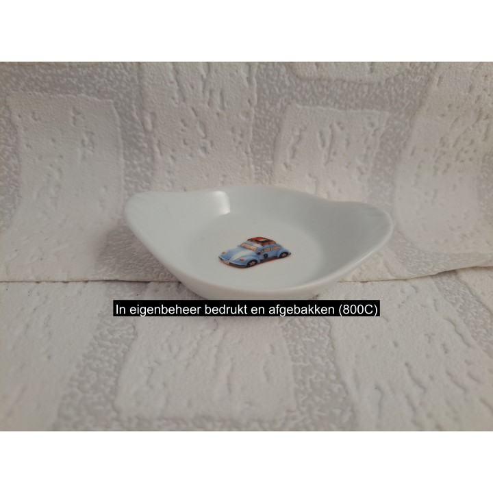 Amuseschaaltje van porselein met een Volkswagen kever met koffers