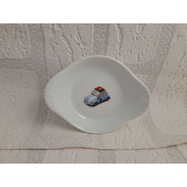 Amuseschaaltje van porselein met een Volkswagen kever met koffers - handgemaakt