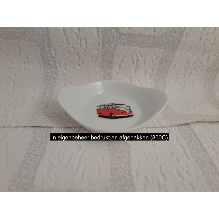 Amuseschaaltje van porselein met rode Volkswagen bus 9x7x2cm