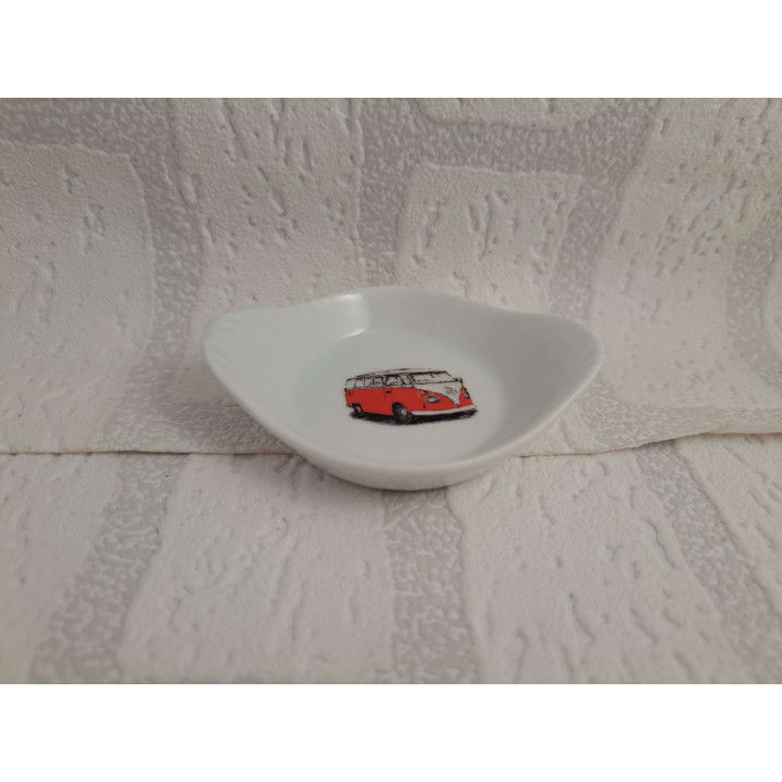 Amuseschaaltje van porselein met rode Volkswagen bus 9x7x2cm - handgemaakt