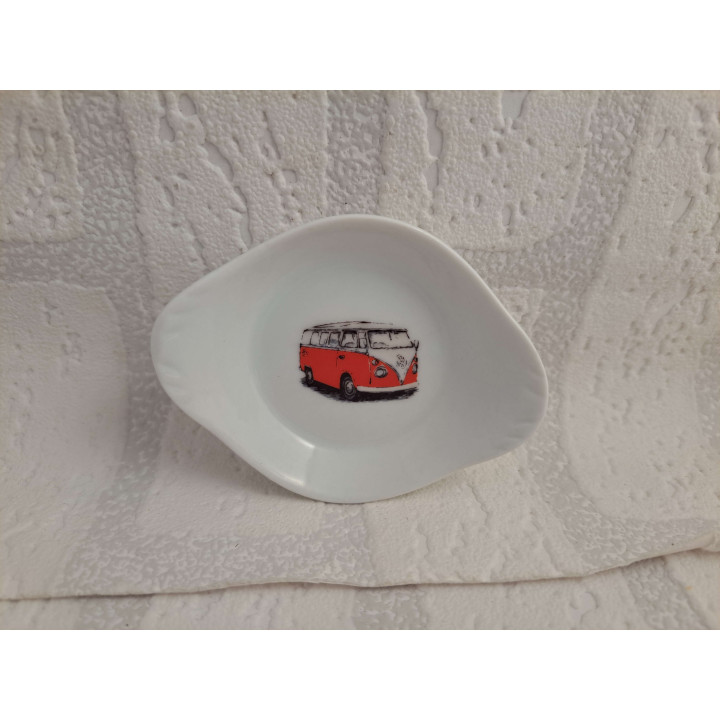 Amuseschaaltje van porselein met rode Volkswagen bus 9x7x2cm - handgemaakt