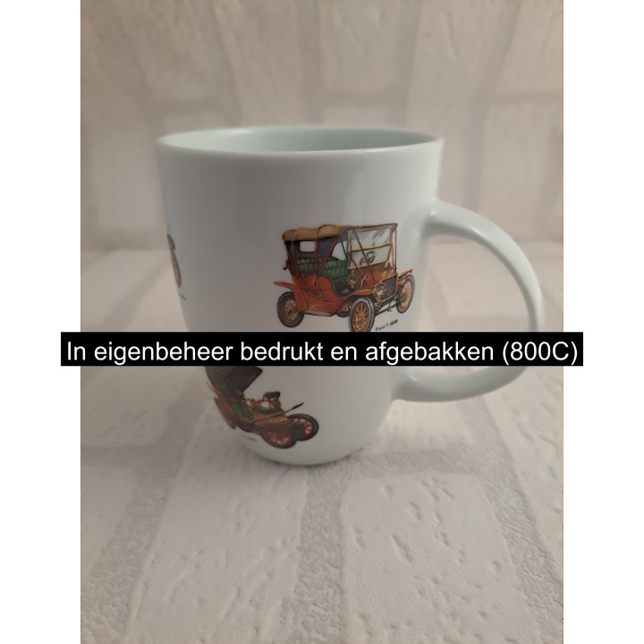 Beker van porselein met rondom verschillende oldtimers