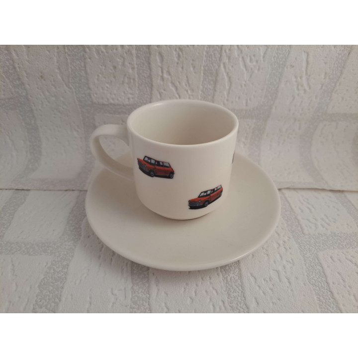 Kop en schotel van porselein met Mini Cooper rondom tekening - handgemaakt