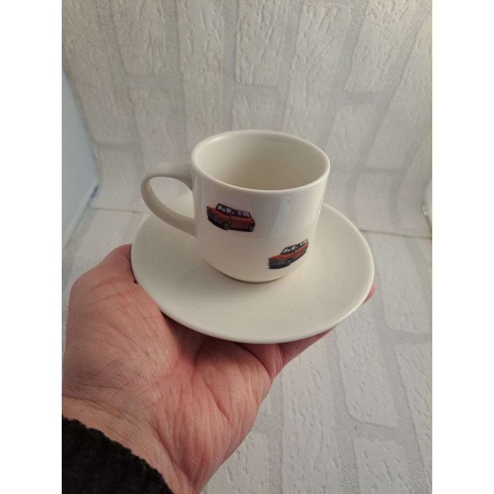 Kop en schotel van porselein met Mini Cooper rondom tekening - handgemaakt