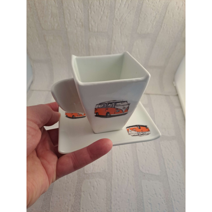 Kop en schotel met Volkswagen bus opdruk, porselein D7x H9cm - handgemaakt
