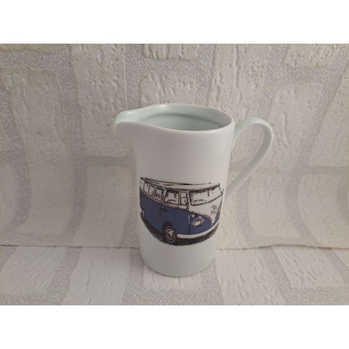 Melkkan met blauwe Volkswagen bus opdruk, porselein D6xH11cm - handgemaakt