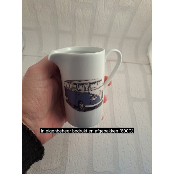 Melkkan met blauwe Volkswagen bus opdruk, porselein D6xH11cm