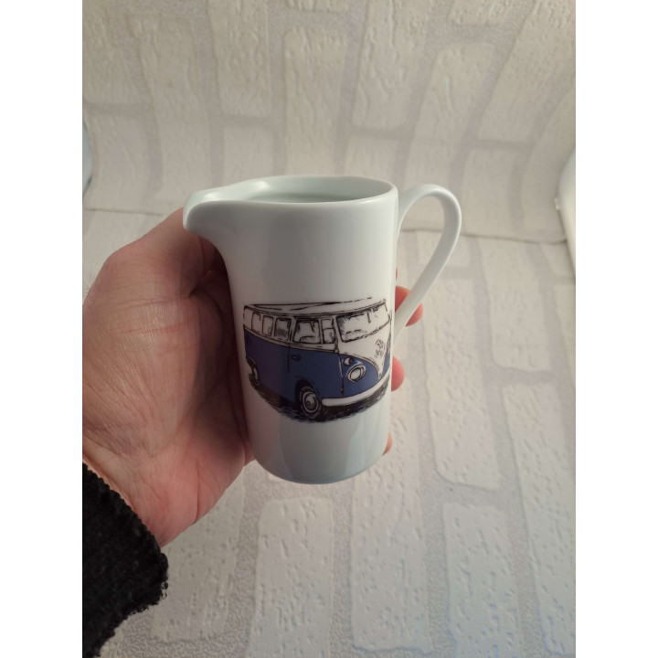 Melkkan met blauwe Volkswagen bus opdruk, porselein D6xH11cm - handgemaakt