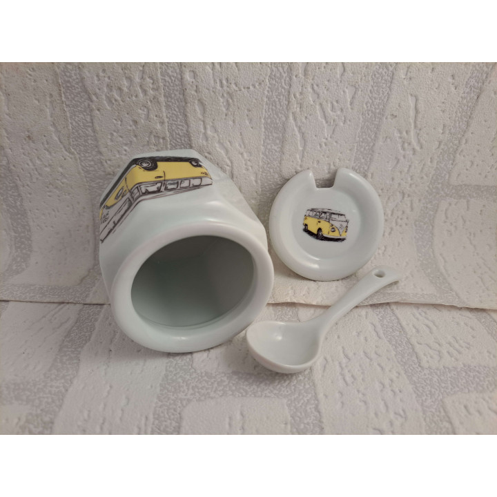Suikerpot en lepel van porselein met gele Volkswagen Type 1 combi bus tekening - handgemaakt