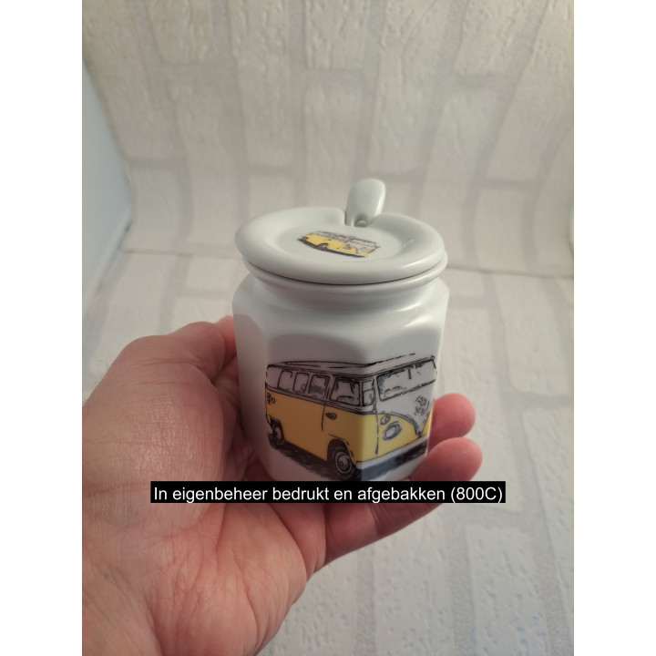 Suikerpot en lepel van porselein met gele Volkswagen Type 1 combi bus tekening