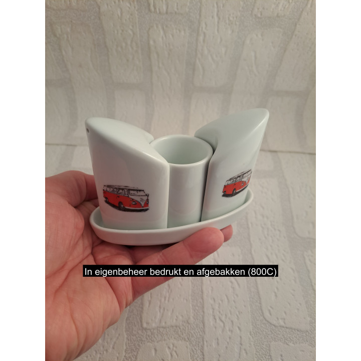 Peper en zoutstel met Volkswagen bus opdruk. porselein 13x6x10cm