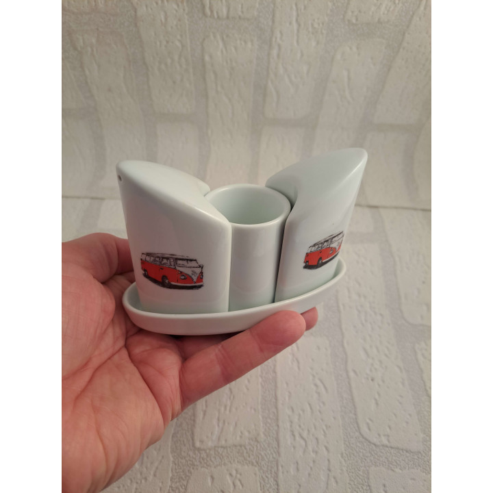 Peper en zoutstel met Volkswagen bus opdruk. porselein 13x6x10cm- handgemaakt