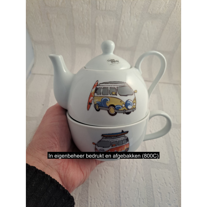 Theepot van porselein met theekop met Volkswagens bus