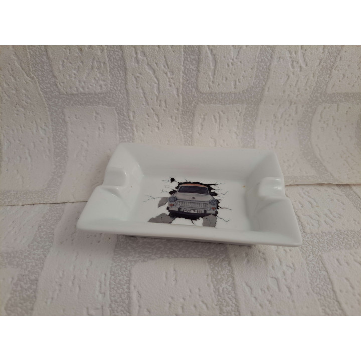 Asbak met Trabant en berlijnse muur, porselein 12x8.5x2.5cm - handgemaakt