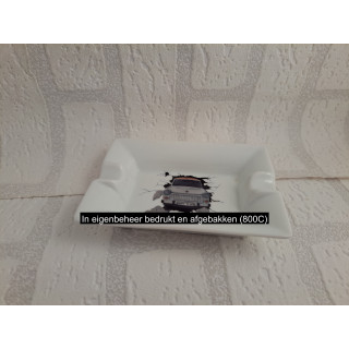 Asbak met Trabant en berlijnse muur, porselein 12x8.5x2.5cm