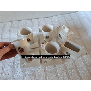 Set kop en schotels met suikerpot en melkkan van porselein met ezel tekening