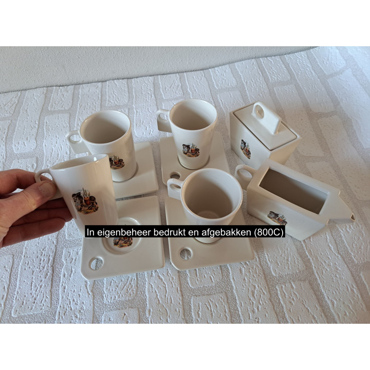 Set kop en schotels met suikerpot en melkkan van porselein met ezel tekening