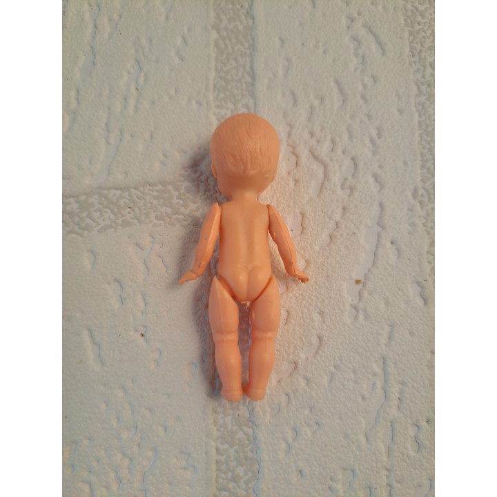 Kunststof meisje poppetje 1:12 poppenhuis 6.5x3x1.5cm - Verzamelobjecten
