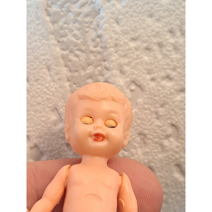 Kunststof meisje poppetje 1:12 poppenhuis 6.5x3x1.5cm - Verzamelobjecten