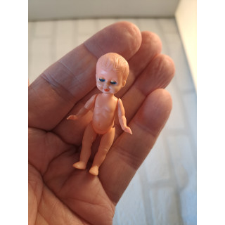 Kunststof meisje poppetje 1:12 poppenhuis 6.5x3x1.5cm