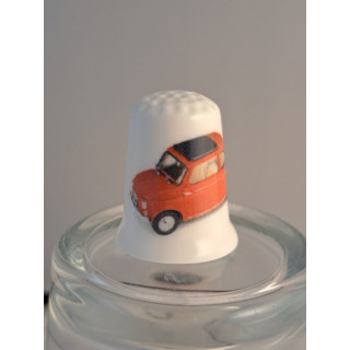 Fiat 500 met sunroof op een porselein vingerhoedje