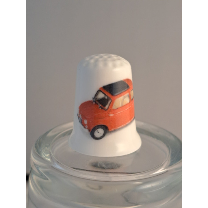 Fiat 500 met sunroof op een porselein vingerhoedje