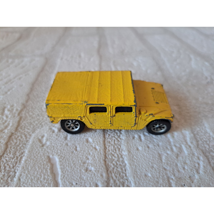 Hummer H1 Humvee 1:64 Maisto geel - modelauto