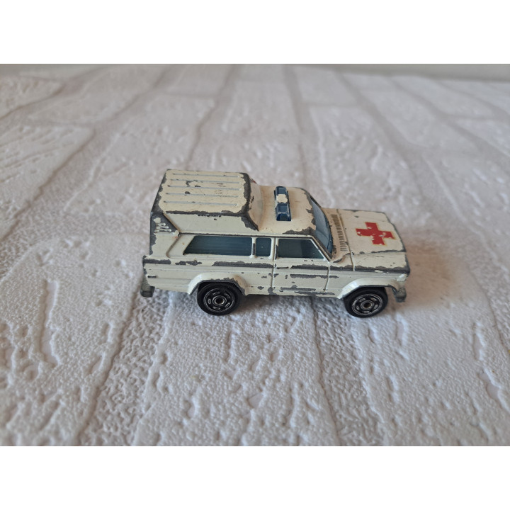 Jeep Cherokee Wagoneer Ambulance 1:64 Majorette 269 - modelauto