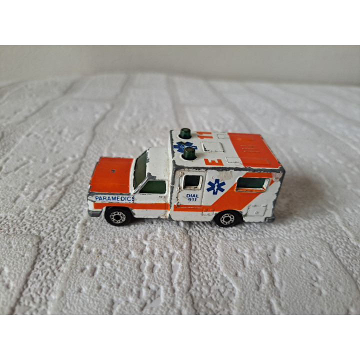 Chevrolet Silverado Ambulance 1:84 Matchbox MB25