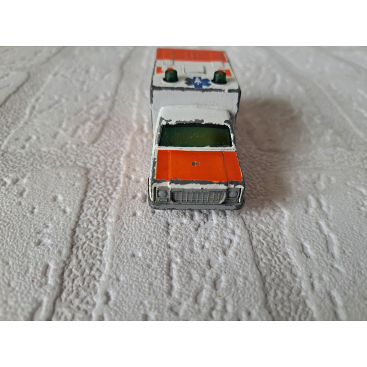 Chevrolet Silverado Ambulance 1:84 Matchbox MB25 - modelauto