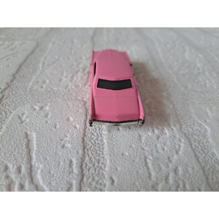 Cadillac Sedan DeVille 1969 1:75 Matchbox MB739 roze - modelauto