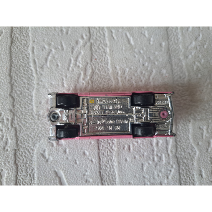 Cadillac Sedan DeVille 1969 1:75 Matchbox MB739 roze - modelauto