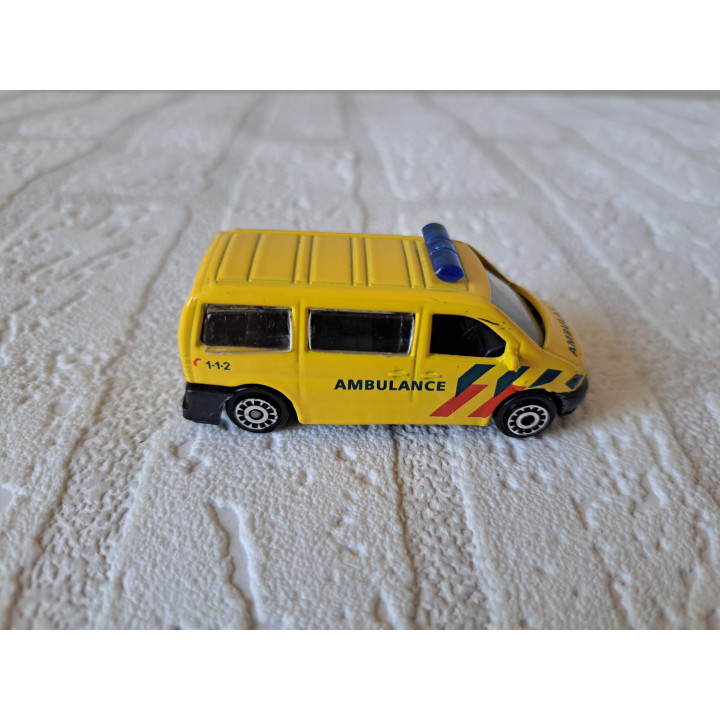 Volkswagen T6 Transporter Nederlandse Ambulance 7x3x3cm - modelauto